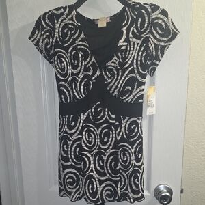 Black & White Swirl V-Neck Empire Tunic Size M